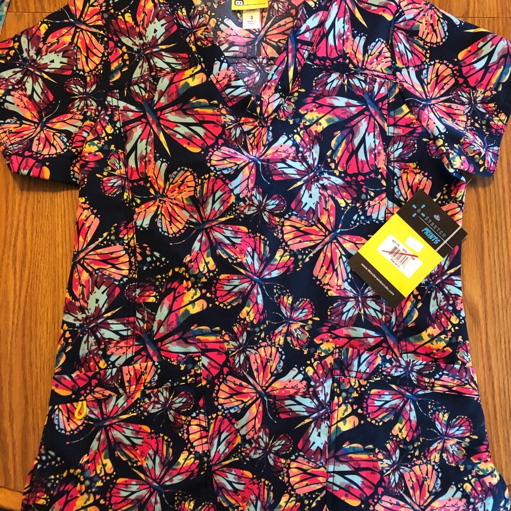 Wonder wink scrub top
